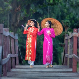 Vietnamese dames in traditionele kleding