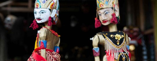 id, algemeen, handycraft doll in a shop.jpg