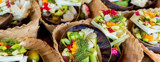 id, bali, algemeen, traditional balinese offerings to gods in bali.jpg
