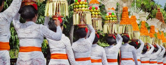 id, bali, women carry offering on heads for hindu ceremony (1).jpg