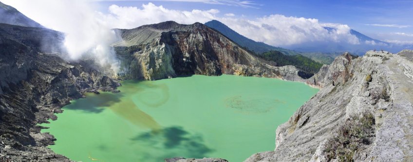 id, java, sulphatic lake in a crater of volcano ijen.jpg