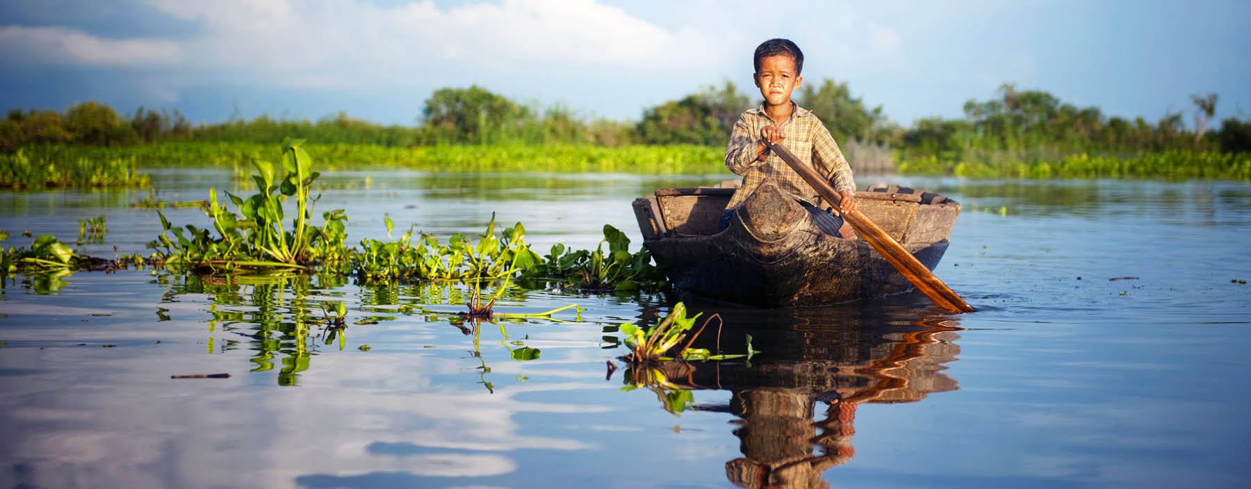 kh, siem reap, tonle sap meer, jongen in boot.jpg