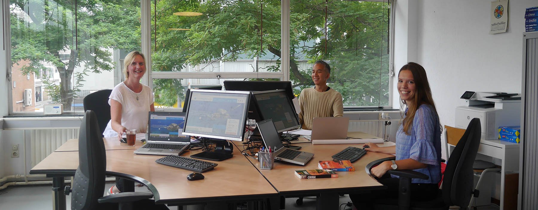 Op kantoor bij HelloBeautifulWorld: Lianne Lahey, Alwin Setija & Laura Lammers