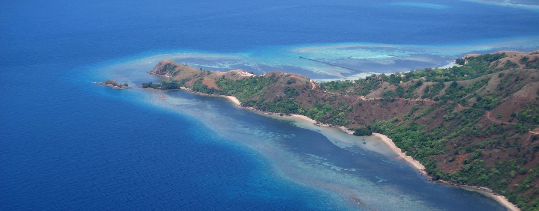 id, flores, uitzicht vanuit het vliegtuig op flores (1).jpg