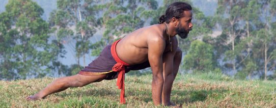 in, algemeen, man die yoga doet.jpg