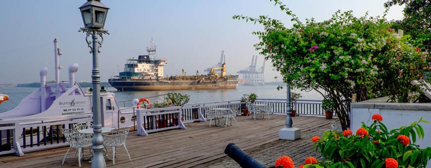 in, cochin, brunton boatyard, uitzicht op het water.jpg