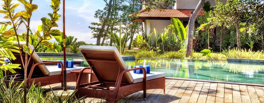 in, backwaters kumarakom, niraamaya retreat backwaters and beyond, zwembad stoelen.jpg