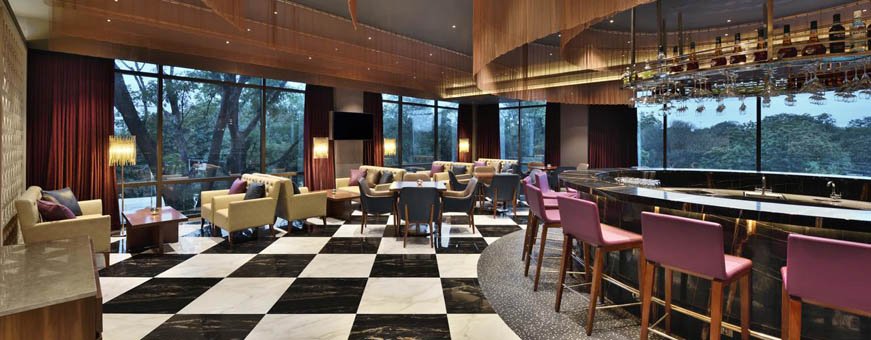 in, madurai, courtyard by marriott, lounge met bar.jpg