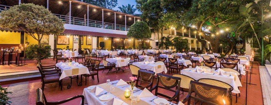 in, mysore. royal orchid metropole, restaurant buiten.jpg