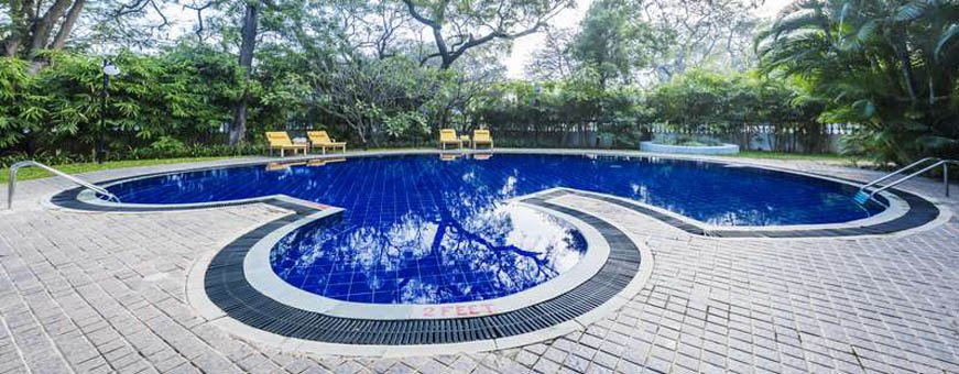 in, mysore. royal orchid metropole, zwembad.jpg