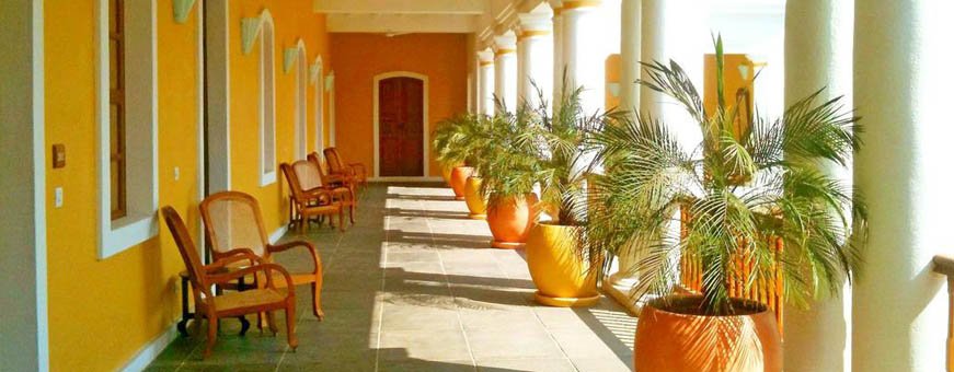 in, pondichery, palais de mahe, hallway.jpg