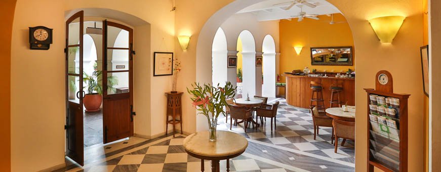 in, pondichery, palais de mahe, doorkijk.jpg