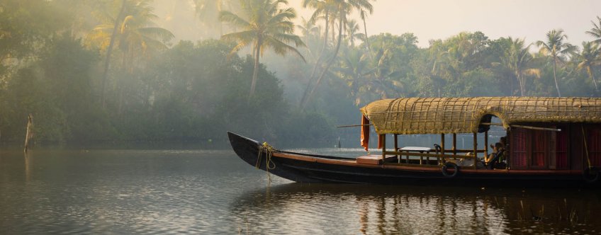 in, kerala, boot op backwaters.jpg