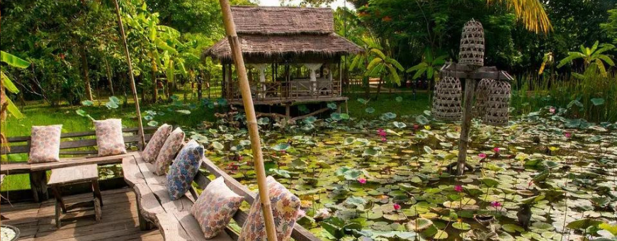 KH, Battambang, Maisons Wat Kor, vijver (bewerkt)