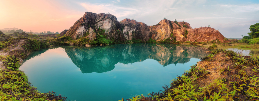 het blauwe mijnkrater Bukit Besi bij Kuala Terengganu