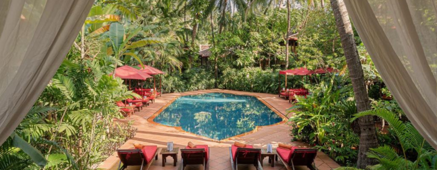 KH, Siem Reap, Angkor Village zwembad