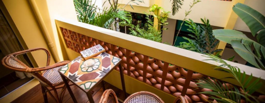 KH, Kampot, Old Cinema, balkon