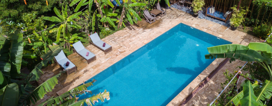 KH, Battambang, Maisons Wat Kor, zwembad