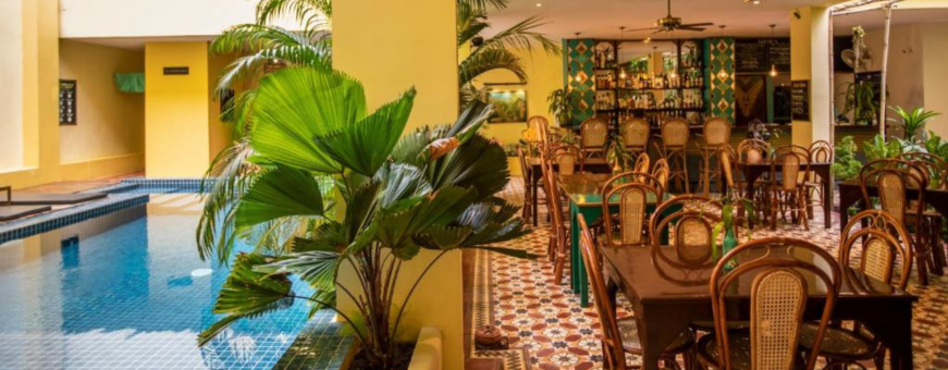 KH, Kampot, Old Cinema, zwembad