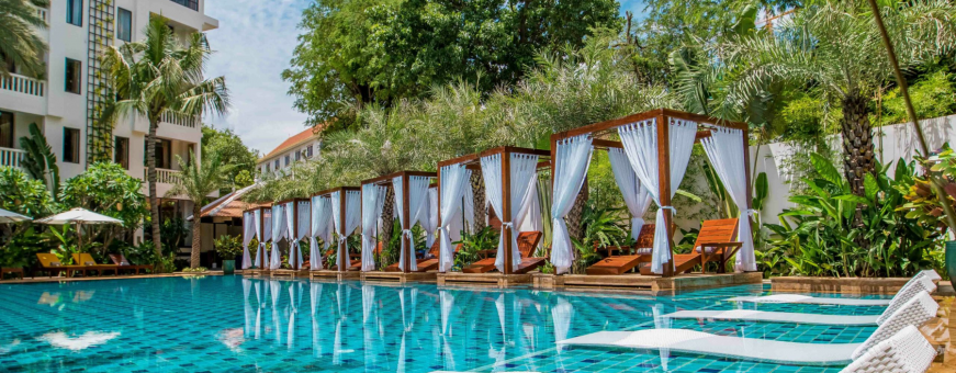 KH, Phnom Penh, Palace Gate, zwembad