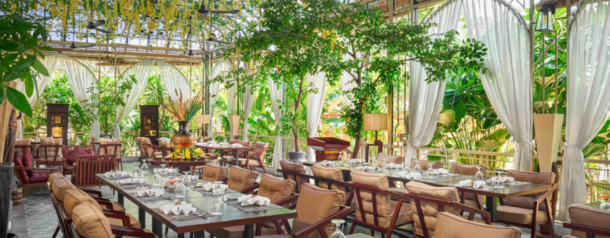 KH, Phnom Penh, Palace Gate, eetzaal