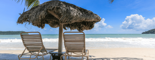 Het tropische strand op Langkawi